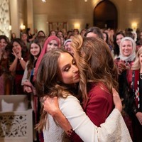 Momen haru sekaligus bahagia saat Putri Iman memeluk ibunya. Foto: dok. Instagram