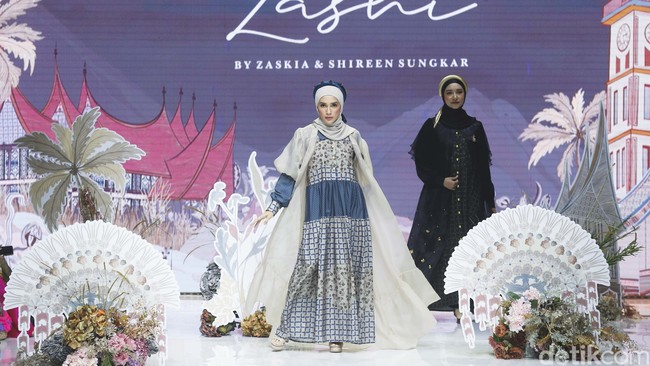 Dalam foto ini, Ussy Sulistyowati bikin pangling karena tampil berhijab saat menjadi model koleksi Zaskia Sungkar dan Shireen Sungkar. Foto: Grandyos Zafna.