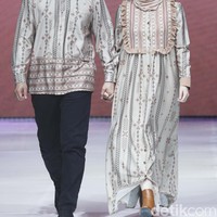 Selebriti selanjutnya, ada Cut Meyriska dan Roger Danuarta yang tampil serasi dengan busana serba cream. Keduanya mengenakan busana muslim dengan bahan mengkilap yang menurut Zaskia tengah tren saat ini. Karena memang pemilihan tren fabric-nya sendiri tahun ini sudah mengarah ke shimmering dan agak shining, organza juga. Ada printing di organzanya juga, jelas Zaskia. Foto: Grandyos Zafna.
