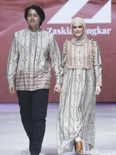 Sejumlah model dan public figure menggunakan pakaian dari Zaskia Sungkar & Shireen Sungkar dalam Ramadan Show yang mereka selenggarakan di City Hall, Pondok Indah Mall 3, Jakarta, Jumat (11/3/2023) malam. Dalam acara show ini, terdapat ratusan artis & influencer yang turut antusias dan menghadiri acara tersebut.