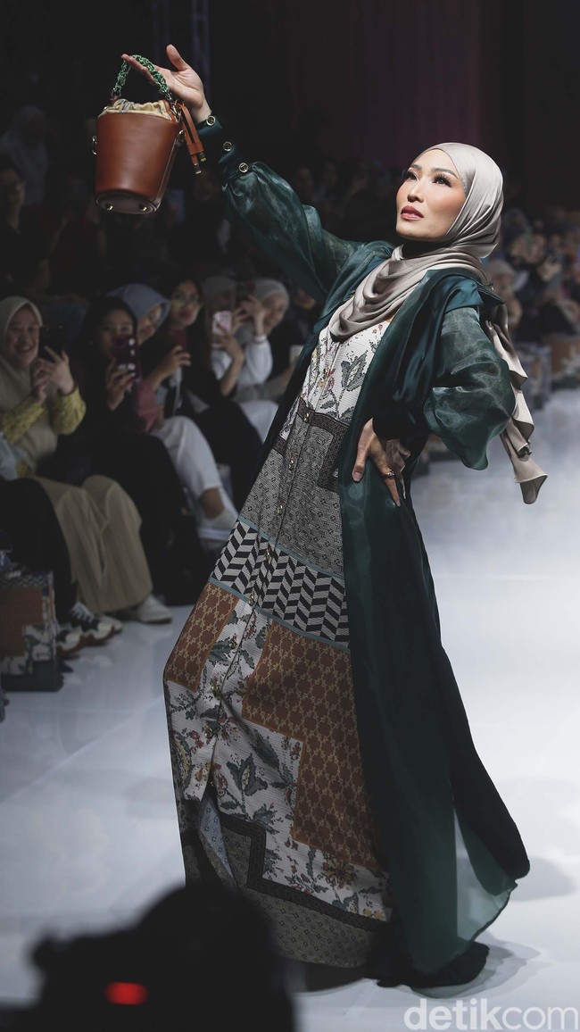 Brand Zaskia Sungkar menghadirkan koleksi yang diberi nama Alayya, yang memiliki arti langit. Sedangkan Zashi hadir dengan koleksi Mangalia, mengusung tanah kelahiran sang ibu, Fenny Bauty yaitu Padang. Dalam fashion show brand Zaskia Sungkar tampak aksi kocak Ayu Dewi saat berjalan di runaway. Ia berpose meliukkan badannya sambil memandang ke atas bak model profesional.  Foto: Grandyos Zafna.