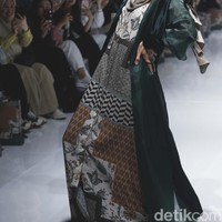 Brand Zaskia Sungkar menghadirkan koleksi yang diberi nama Alayya, yang memiliki arti langit. Sedangkan Zashi hadir dengan koleksi Mangalia, mengusung tanah kelahiran sang ibu, Fenny Bauty yaitu Padang. Dalam fashion show brand Zaskia Sungkar tampak aksi kocak Ayu Dewi saat berjalan di runaway. Ia berpose meliukkan badannya sambil memandang ke atas bak model profesional.  Foto: Grandyos Zafna.