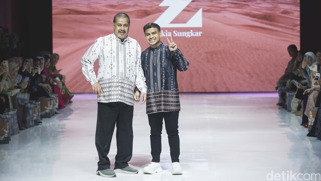 Fashion show brand Zaskia Sungkar dan Shireen Sungkar dimeriahkan sedert artis dan influencer ternama Tanah Air, salah satunya ayah dan anak Fadil Jaidi dan Pak Muhammad. Fadil mengungkapkan ayahnya demam panggung saat fashion show. Bener2 deg deg gan bgt katanya “ga mau lagi kaki gemeteran ga udah udah”😂💚, tulis Fadil di akun Instagramnya. Foto: Grandyos Zafna.
