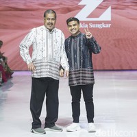 Fashion show brand Zaskia Sungkar dan Shireen Sungkar dimeriahkan sedert artis dan influencer ternama Tanah Air, salah satunya ayah dan anak Fadil Jaidi dan Pak Muhammad. Fadil mengungkapkan ayahnya demam panggung saat fashion show. Bener2 deg deg gan bgt katanya “ga mau lagi kaki gemeteran ga udah udah”😂💚, tulis Fadil di akun Instagramnya. Foto: Grandyos Zafna.