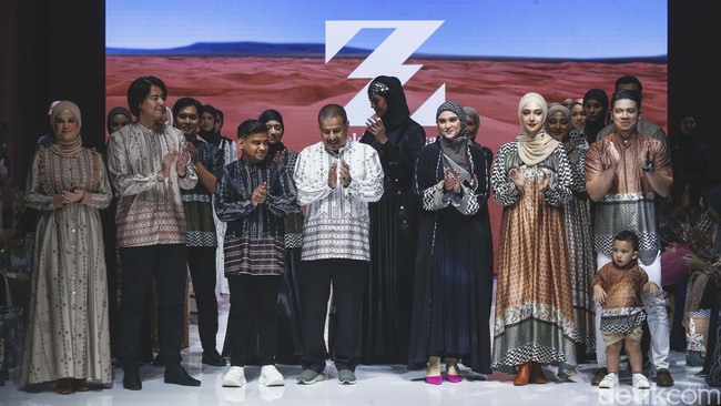 Koleksi brand Zaskia Sungkar (ZS) dan Zashi menghadirkan busana dengan benang merah yang diberi judul Return atau kembali. Menurut Zaskia Sungkar, konsep Return sendiri terinspirasi dari tanah kelahiran kakek mereka yang berasal dari Timur Tengah dan keluarga di Minang. A Foto: Grandyos Zafna