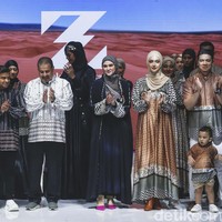Koleksi brand Zaskia Sungkar (ZS) dan Zashi menghadirkan busana dengan benang merah yang diberi judul Return atau kembali. Menurut Zaskia Sungkar, konsep Return sendiri terinspirasi dari tanah kelahiran kakek mereka yang berasal dari Timur Tengah dan keluarga di Minang. A Foto: Grandyos Zafna