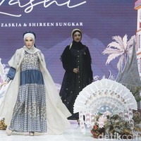 Dalam foto ini, Ussy Sulistyowati bikin pangling karena tampil berhijab saat menjadi model koleksi Zaskia Sungkar dan Shireen Sungkar. Foto: Grandyos Zafna.