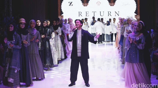 Istri Irwansyah ini menghadirkan total 32 busana dari brandnya Zaskia Sungkar. Sedangkan busana koleksinya bersama Shireen Sungkar, ada 27 look. Vidi Aldiano terlihat menghibur acara fashion show sejak awal hingga akhir acara. Foto: Grandyos Zafna.