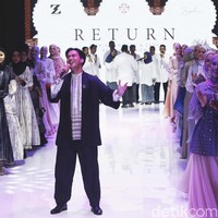 Istri Irwansyah ini menghadirkan total 32 busana dari brandnya Zaskia Sungkar. Sedangkan busana koleksinya bersama Shireen Sungkar, ada 27 look. Vidi Aldiano terlihat menghibur acara fashion show sejak awal hingga akhir acara. Foto: Grandyos Zafna.
