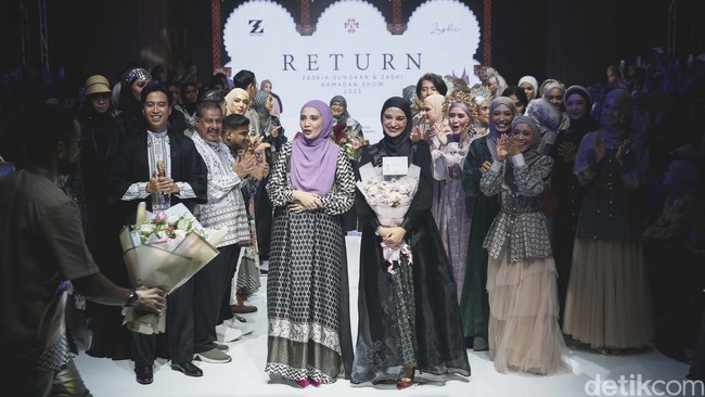 Tak lagi eksis di dunia akting dan tarik suara, Zaskia Sungkar dikenal sibuk dengan bisnis hijab dan busana muslim melalui label atau merek namanya Zaskia Sungkar. Setelah brand tersebut eksis sejak tahun 2013, Zaskia bersama adiknya, Shireen Sungkar membuat label fashion Zashi. Kalau brand Zaskia Sungkar sekarang masuk tahun ke 10. Setelah kita empat tahun, kemudian lahir lah Zashi. Karena memang market feminin itu besar ya di Indonesia. Sementara itu bukan karakter aku. Jadinya kita coba bikin brand Zashi bareng sama Shireen, kata Zaskia Sungkar. Foto: Grandyos Zafna.