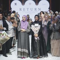 Tak lagi eksis di dunia akting dan tarik suara, Zaskia Sungkar dikenal sibuk dengan bisnis hijab dan busana muslim melalui label atau merek namanya Zaskia Sungkar. Setelah brand tersebut eksis sejak tahun 2013, Zaskia bersama adiknya, Shireen Sungkar membuat label fashion Zashi. Kalau brand Zaskia Sungkar sekarang masuk tahun ke 10. Setelah kita empat tahun, kemudian lahir lah Zashi. Karena memang market feminin itu besar ya di Indonesia. Sementara itu bukan karakter aku. Jadinya kita coba bikin brand Zashi bareng sama Shireen, kata Zaskia Sungkar. Foto: Grandyos Zafna.