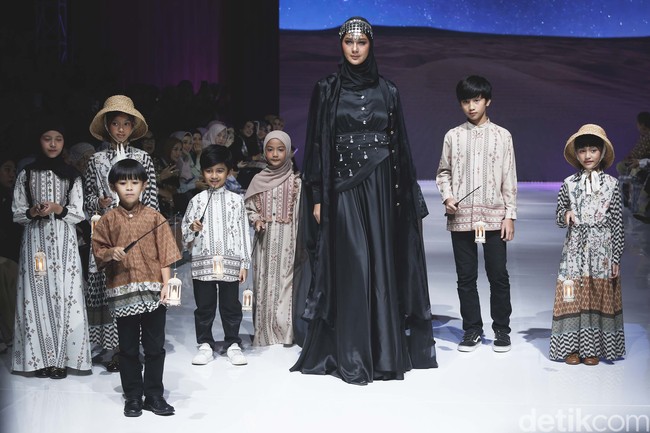 Wanita kelahiran 22 Desember 1990 itu mengatakan brand Zashi juga memakai bahan organza, satin dan tile. Busana yang dihadirkan ada blouse hingga dress potongan loose atau longgar. Tampak busana dari brand Zaskia Sungkar dan Shireen Sungkar diperagakan oleh Paula Verhoeven yang tampil berhijab dengan menggunakan dress serba hitam. Foto: Grandyos Zafna.