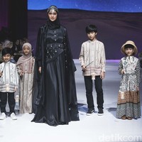 Wanita kelahiran 22 Desember 1990 itu mengatakan brand Zashi juga memakai bahan organza, satin dan tile. Busana yang dihadirkan ada blouse hingga dress potongan loose atau longgar. Tampak busana dari brand Zaskia Sungkar dan Shireen Sungkar diperagakan oleh Paula Verhoeven yang tampil berhijab dengan menggunakan dress serba hitam. Foto: Grandyos Zafna.