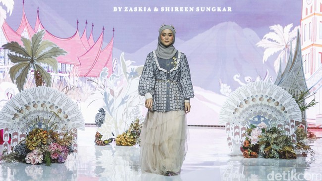 Kini menjelang puasa, dua kakak beradik itu menggelar fashion show koleksi Ramadhan dan Lebaran 2023 dari brand Zaskia Sungkar & Zashi di City Hall, Pondok Indah Mall 3, Jakarta Selatan (10/3/2023). Sederet artis menjadi model koleksi brand Zaskia Sungkar dan Zashi. Salah satunya adalah Lesti Kejora yang terlihat anggun saat catwalk. Foto: Grandyos Zafna.