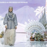 Kini menjelang puasa, dua kakak beradik itu menggelar fashion show koleksi Ramadhan dan Lebaran 2023 dari brand Zaskia Sungkar & Zashi di City Hall, Pondok Indah Mall 3, Jakarta Selatan (10/3/2023). Sederet artis menjadi model koleksi brand Zaskia Sungkar dan Zashi. Salah satunya adalah Lesti Kejora yang terlihat anggun saat catwalk. Foto: Grandyos Zafna.
