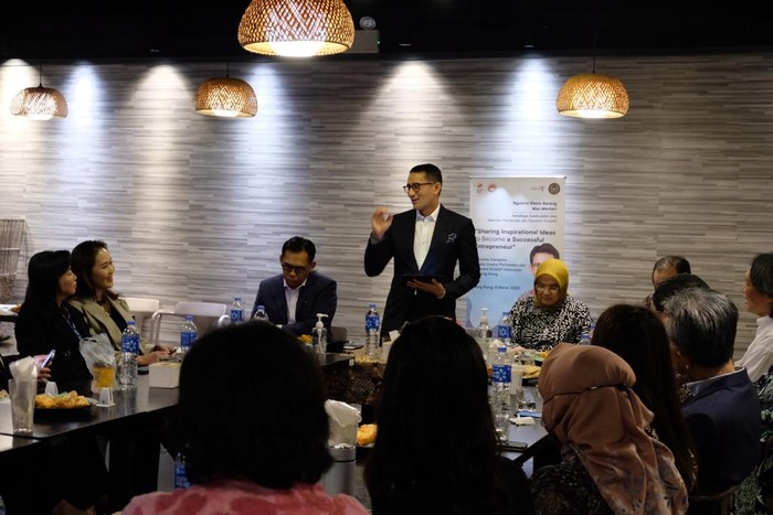Sandiaga Uno di Restoran Kampoeng di Causeway Bay, Hong Kong
