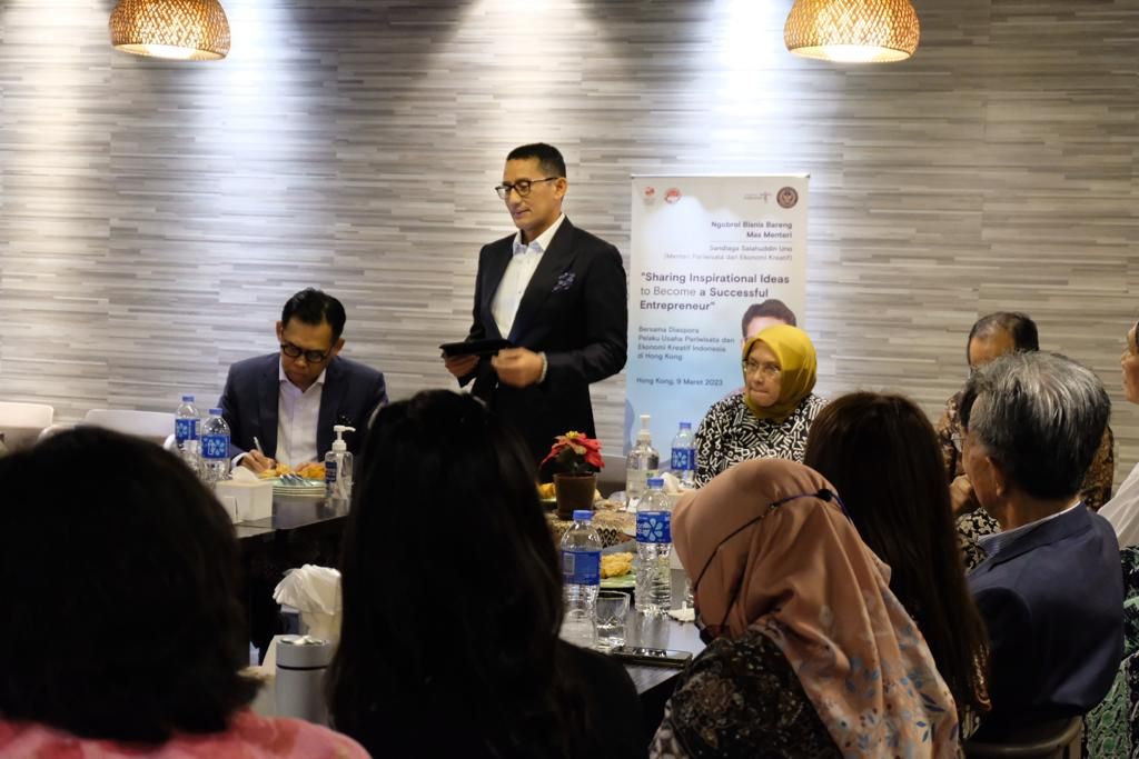 Sandiaga Uno di Restoran Kampoeng di Causeway Bay, Hong Kong