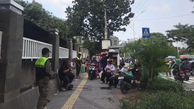 Satpol PP bubarkan sejumlah PKL di GBK, Senayan, Jakarta Pusat (Jakpus), yang mangkal jelang konser BLACKPINK, Sabtu (11/3/2023).