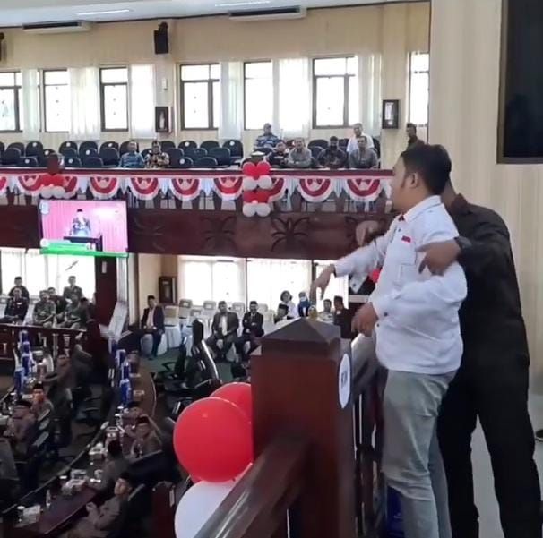Screenshot video viral pria hamburkan uang mainan di Bekasi (dok. Istimewa)