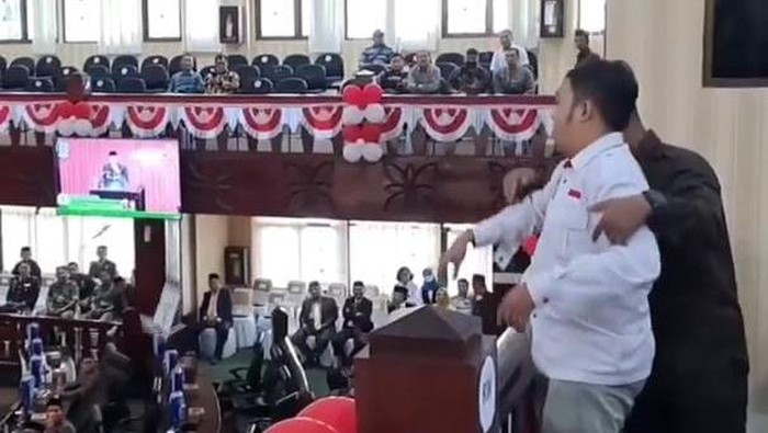 Screenshot video viral pria hamburkan uang mainan di Bekasi (dok. Istimewa)