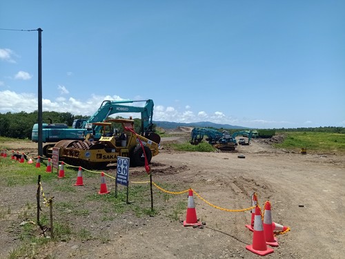 Sejumlah alat berat berjejer untuk diperbaiki di lokasi groundbreaking Tol Gilimanuk-Mengwi, Banjar Sumbermis, Kecamatan Pekutatan, Kabupaten Jembrana, Sabtu (11/3/2023). (I Putu Adi Budiastrawan/detikBali).