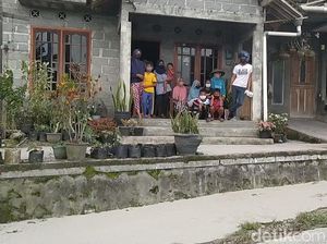 Hujan Abu Gunung Merapi di Magelang, Relawan Bagi Ribuan Masker