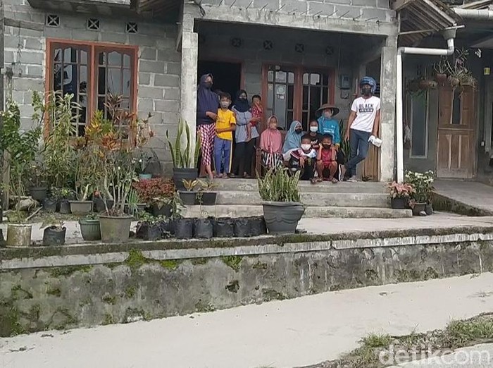 Sejumlah warga di Magelang mengenakan masker setelah abu vulkanik Gunung Merapi mengguyur, Sabtu (11/3/2023) siang hingga sore.