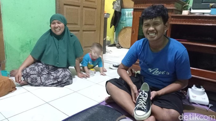 Viral aksi pelajar kelas 8 B SMPN 3 Kota Tasikmalaya yang patungan membelikan sepatu untuk temannya yang tak mampu, ternyata sempat membuat bingung Yandi Maulana Ibrahim (14).