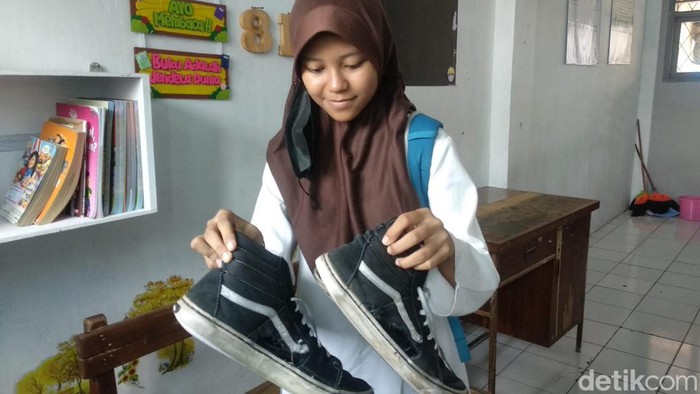 Viral aksi pelajar kelas 8 B SMPN 3 Kota Tasikmalaya yang patungan membelikan sepatu untuk temannya yang tak mampu, ternyata sempat membuat bingung Yandi Maulana Ibrahim (14).
