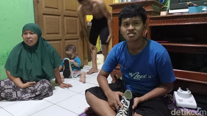 Viral aksi pelajar kelas 8 B SMPN 3 Kota Tasikmalaya yang patungan membelikan sepatu untuk temannya yang tak mampu, ternyata sempat membuat bingung Yandi Maulana Ibrahim (14).