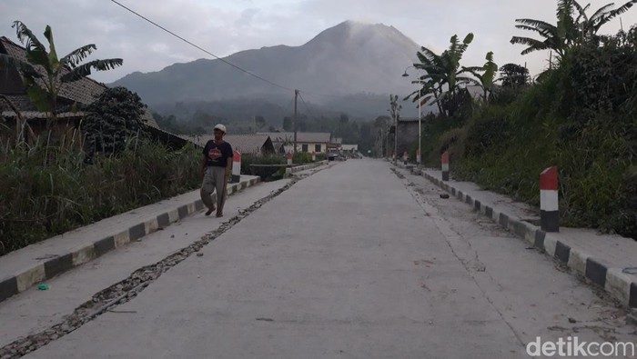 Setelah sempat mereda, hujan abu erupsi Gunung Merapi kembali melanda di Desa Tlogolele, Kecamatan Selo, Kabupaten Boyolali, Sabtu (11/3/2023) petang.