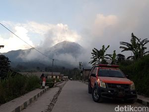 Stabelan Boyolali Kembali Diguyur Hujan Abu Merapi Petang Ini