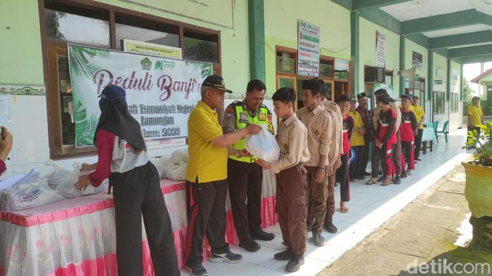 Siswa MTs di Lamongan urunan bantu korban banjir luapan Bengawan Njero