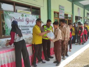 Salut! Siswa MTs di Lamongan Urunan Bantu Korban Banjir Lamongan