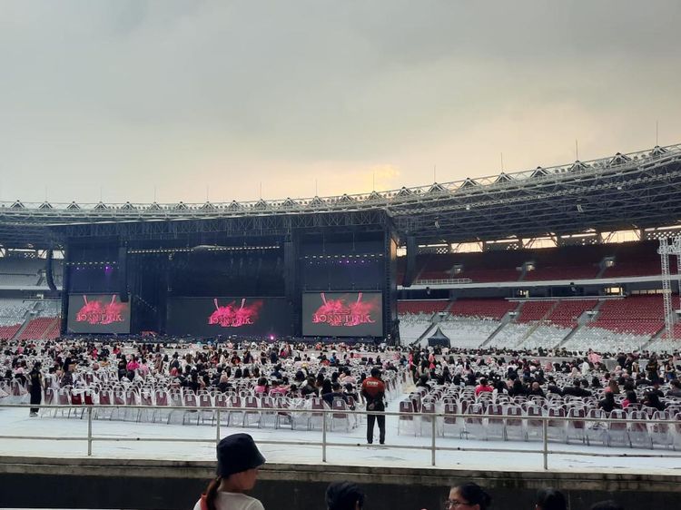Gate Dibuka! Ini Penampakan Bagian Dalam GBK Jelang Konser BLACKPINK