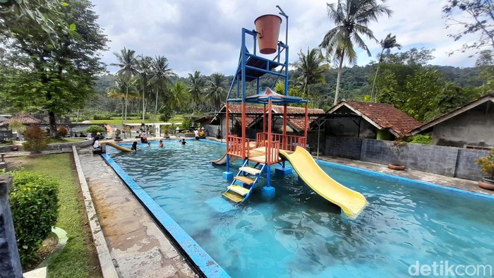 Suasana di pemandian air panas Cileungsing yang berlokasi di Desa Cilangkap, Kecamatan Buahdua Sumedang.