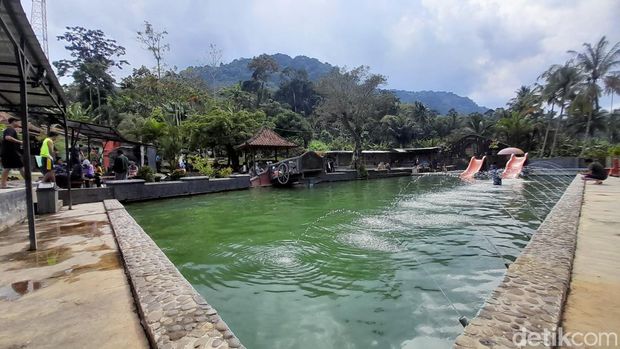 Suasana di pemandian air panas Cileungsing yang berlokasi di Desa Cilangkap, Kecamatan Buahdua Sumedang.