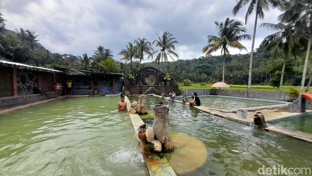 Suasana di pemandian air panas Cileungsing yang berlokasi di Desa Cilangkap, Kecamatan Buahdua Sumedang.