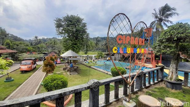 Suasana di pemandian air panas Cileungsing yang berlokasi di Desa Cilangkap, Kecamatan Buahdua Sumedang.