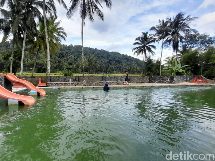 Suasana di pemandian air panas Cileungsing yang berlokasi di Desa Cilangkap, Kecamatan Buahdua Sumedang.