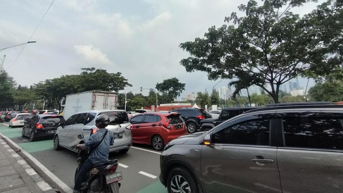 Suasana jalan sekitar Senayan, Jakarta Pusat (Jakpus), jelang konser BLACKPINK, Sabtu (11/3/2023).