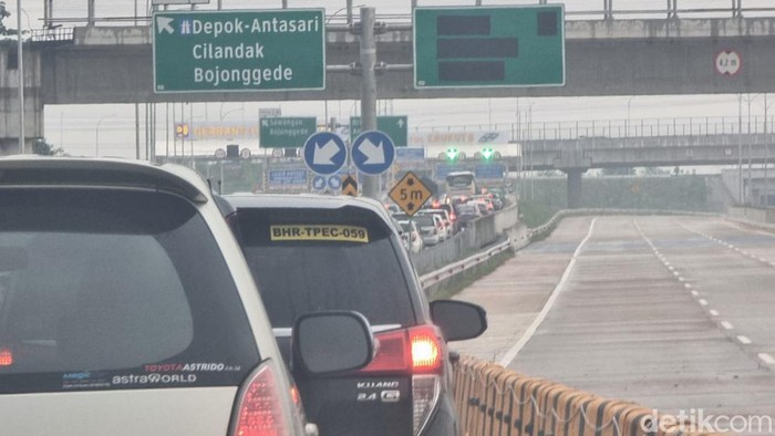 Suasana kemacetan Tol Desari arah Jakarta