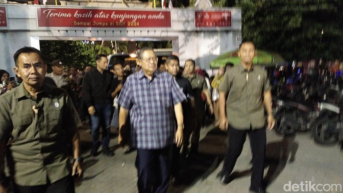 Susilo Bambang Yudhoyono (SBY) bersama Agus Harimurti Yudhoyono (AHY) dan Annisa Pohan mendatangi Solo Indonesia Culinary Festival di Benteng Vastenburg, Solo, Sabtu (11/3/2023).