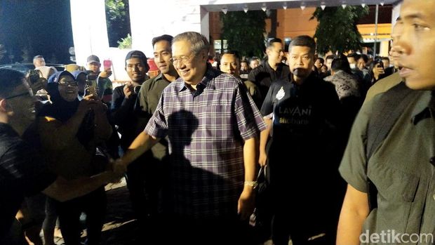 Susilo Bambang Yudhoyono (SBY) bersama Agus Harimurti Yudhoyono (AHY) dan Annisa Pohan mendatangi Solo Indonesia Culinary Festival di Benteng Vastenburg, Solo, Sabtu (11/3/2023).