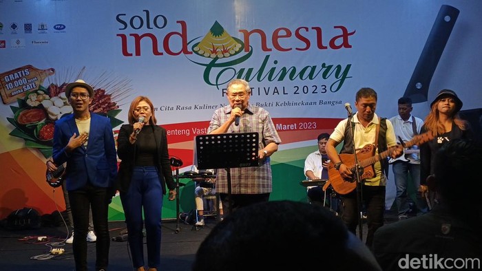 Susilo Bambang Yudhoyono (SBY) menyumbangkan lagu dalam event Solo Indonesia Culinary Festival di Benteng Vastenburg, Solo, Sabtu (11/3/2023).
