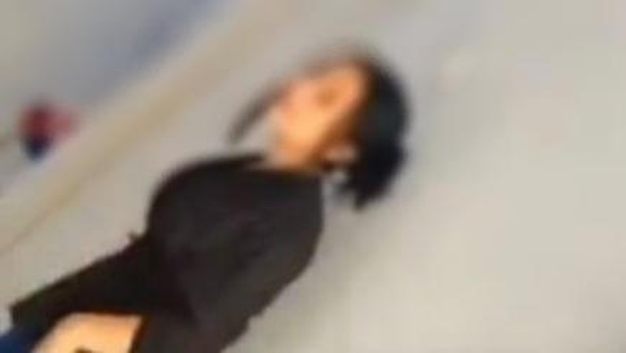 Tangkapan layar video viral wanita diduga pelakor dianiaya.
