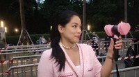 Titi Kamal emang selalu tampil cakep. Nonton bareng teman-teman ceweknya, Titi Kamal memakai pakaian serba pink dan tak ketinggalan bawa byongbyong. Foto: Febriyantino/detikcom