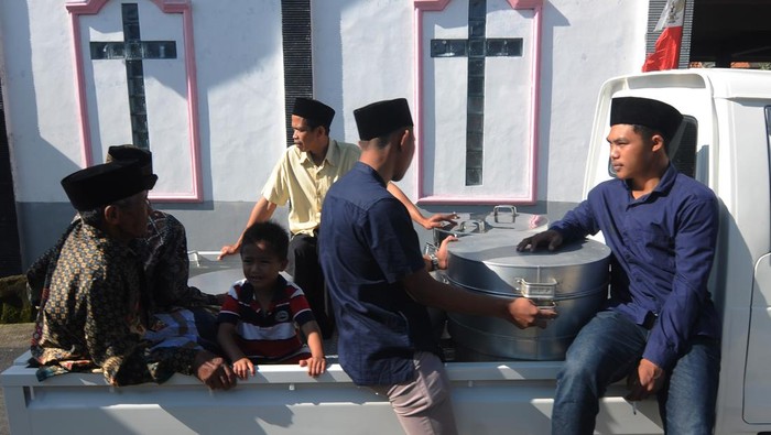 Sejumlah warga membawa tenong berisi makanan melintas di dekat Gereja Jemaat Kristen Indonesia (GJKI) Korin Efata saat Tradisi Sadranan di Sidorejo, Ginting, Cepogo, Boyolali, Jawa Tengah, Sabtu (11/3/2023). Kegiatan tradisi yang dilakukan oleh masyarakat setempat dari berbagai ragam keyakinan itu untuk mendoakan para leluhur yang telah meninggal dunia bersama sehingga terwujud kebersamaan dalam keberagaman keyakinan. ANTARA FOTO/Aloysius Jarot Nugroho/foc.