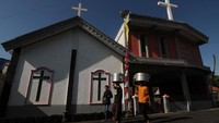 Sejumlah warga membawa tenong berisi makanan melintas di dekat Gereja Jemaat Kristen Indonesia (GJKI) Korin Efata saat Tradisi Sadranan di Sidorejo, Ginting, Cepogo, Boyolali, Jawa Tengah, Sabtu (11/3/2023). 