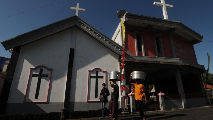 Toleransi Beragama Hiasi Tradisi Sadranan di Boyolali Sejumlah warga membawa tenong berisi makanan melintas di dekat Gereja Jemaat Kristen Indonesia (GJKI) Korin Efata saat Tradisi Sadranan di Sidorejo, Ginting, Cepogo, Boyolali, Jawa Tengah, Sabtu (11/3/2023). Kegiatan tradisi yang dilakukan oleh masyarakat setempat dari berbagai ragam keyakinan itu untuk mendoakan para leluhur yang telah meninggal dunia bersama sehingga terwujud kebersamaan dalam keberagaman keyakinan. ANTARA FOTO/Aloysius Jarot Nugroho/foc.